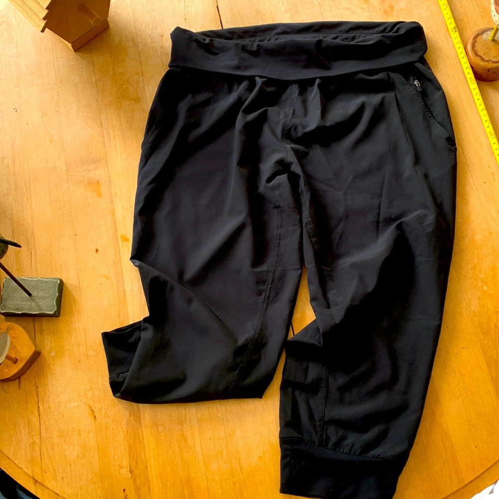 Fabletics 3/4 workout pants ! Black , size medium.